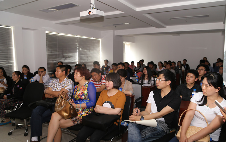 2015年4月18日，云南天度集團天貓?zhí)詫氝\營沙龍在云紡國際商廈A座18樓舉行，全國知名淘寶運營人士現(xiàn)場進行了分享和講解，數(shù)十名淘寶及天貓店主參加了本次沙龍，場面異?；鸨?，連走廊都坐滿了人