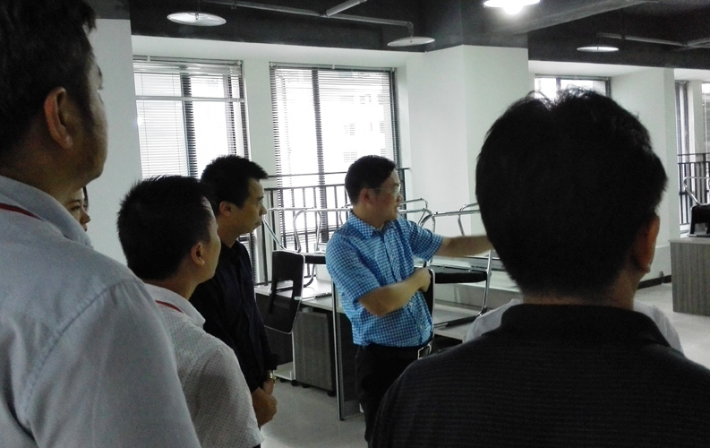 賴區(qū)長鼓勵重慶天度網(wǎng)絡公司要多進行創(chuàng)新，并就天度未來發(fā)展方向做出重要指示。