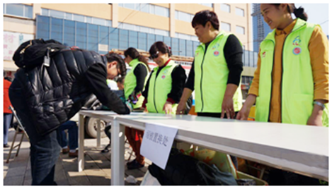 活動以&ldquo;做好事做善事做志愿者&rdquo;為主題，倡導節(jié)能減排、低碳出行、綠色出行的生活方式，鼓勵市民低碳出行。同時，在云紡的活動現(xiàn)場，昆明市青基會帶來了&ldquo;一家衣等于愛&rdquo;衣服回收箱，市民將廢舊的衣服投放到箱內(nèi)，志愿者送上一盆綠色植物或者一本圖書。