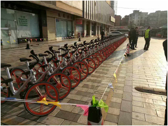 上午11點，云南天度投資集團有限公司、云紡商業(yè)區(qū)、昆明悅動文化傳播有限公司、云南北瑞兔司機新能源汽車科技有限公司、moblke摩拜單車許多商戶踴躍參加，由150余名志愿者組成的隊伍開始了浩浩蕩蕩的4公里公益徒步，目的是鼓勵大家使用零污染的交通工具，降低自然資源的耗損，同時也是為了讓市民能夠熟知這樣的出行方式，倡導綠色出行。